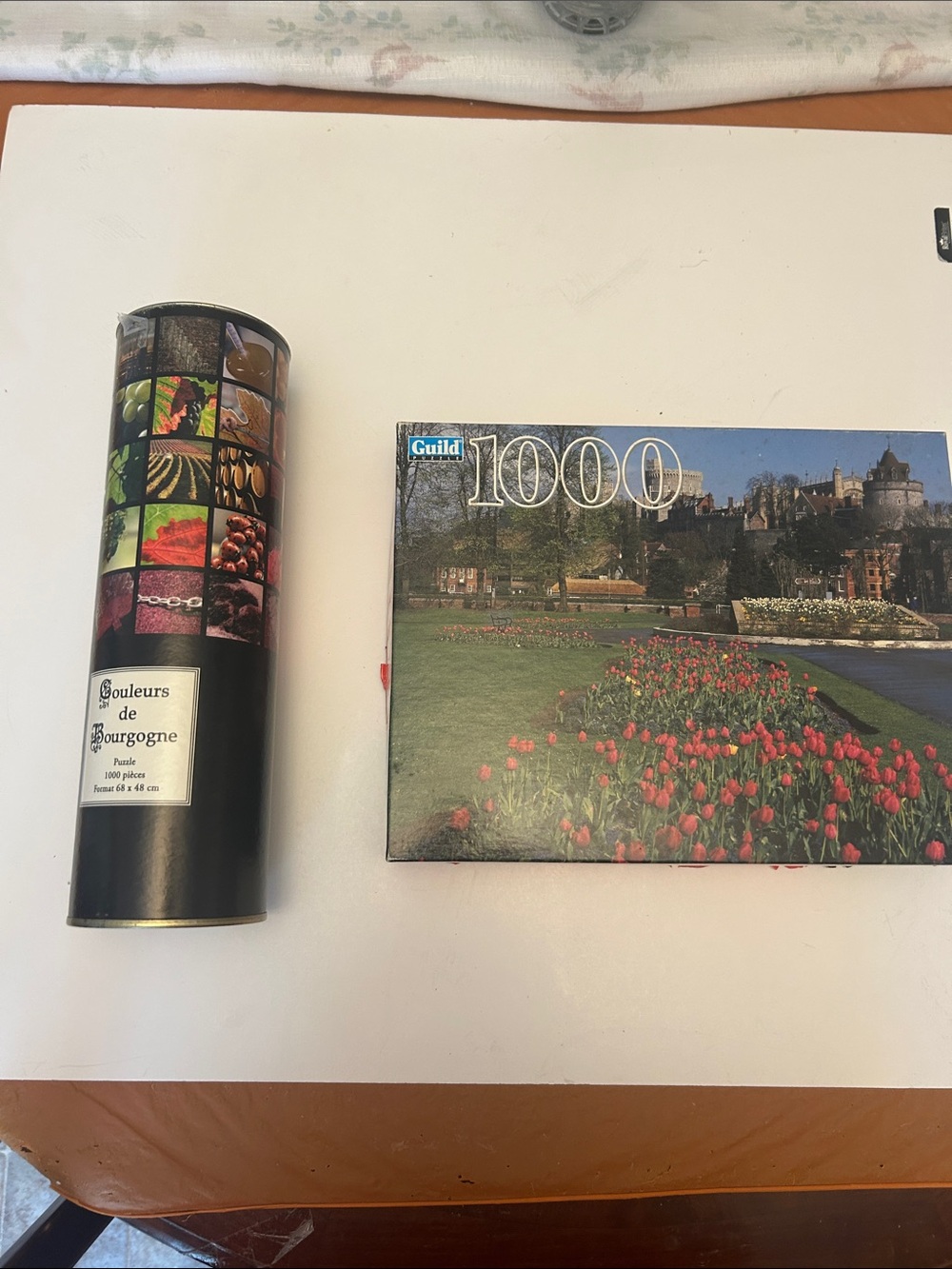 1000-Piece Puzzle - Blue Box with Red Tulips